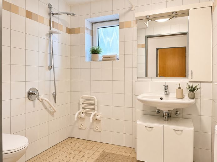 Barrierefreie 2ZKB mit Küche, Parkpl., Terrasse - ruhig & zentral – Badezimmer