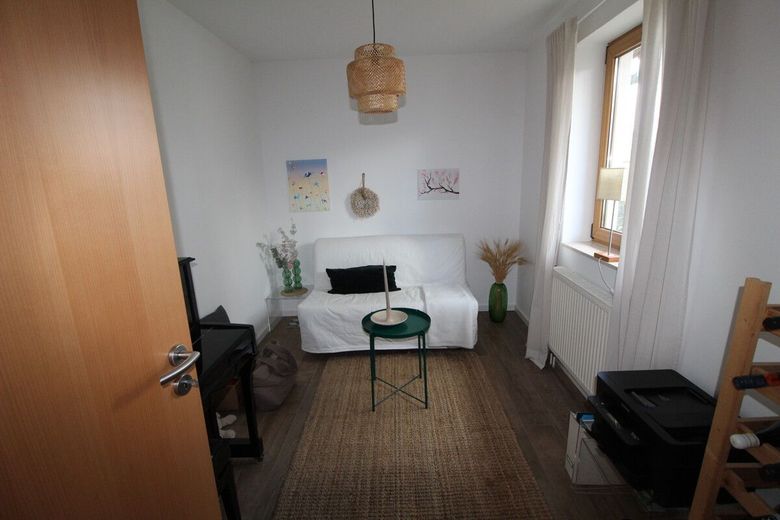 Exquisites Einfamilienhaus in neuwertigem Zustand mit PV-Anlage,Carport und idyllischer Gartenanlage – Büro-Gästezimmer im EG