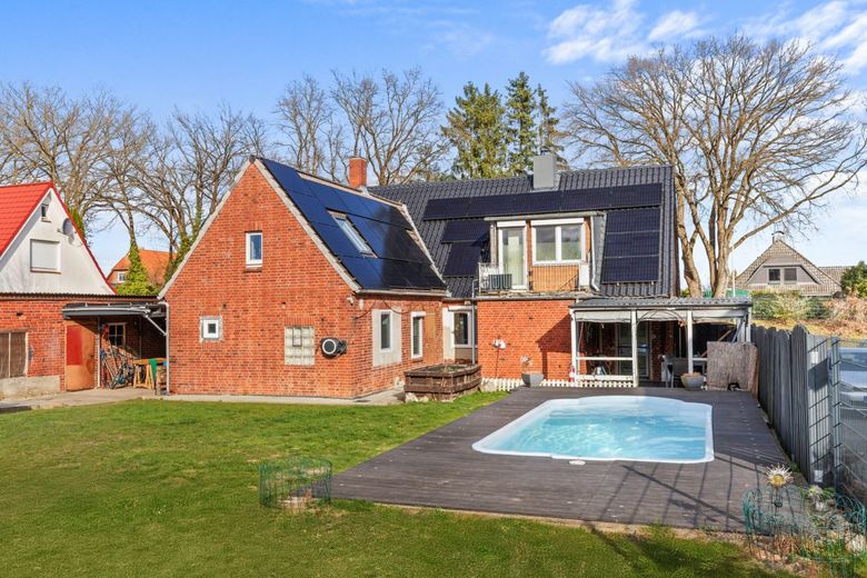 Ein Zuhause zum Ankommen und Wohlfühlen - Mit Gartenparadies und Pool – Gartenansicht