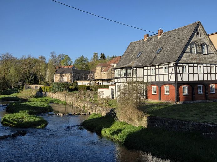 Kapitalanlage mit Entwicklungspotenzial – 4 Wohn. + Gewerbe – Oberlausitz – Spreebrücke Blick neben Haus