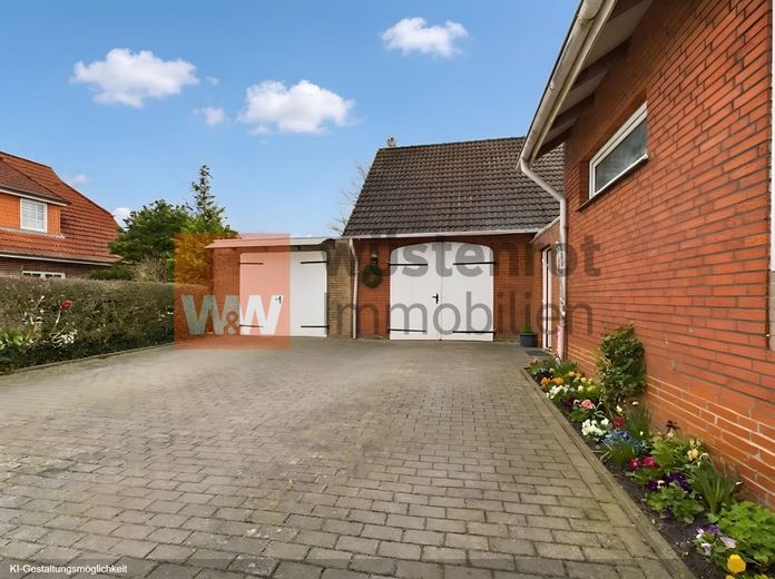 Großes Grundstück, Ponystall &amp; Nordseeluft - Familienhaus mit Herz im Luftkurort Hage – Ansicht Richtung Garagen