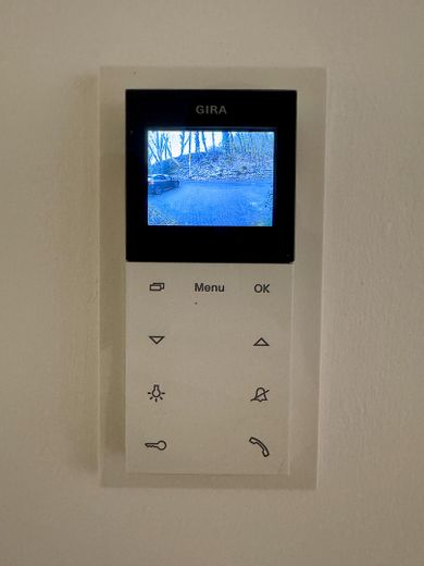 2-Zimmer-Souterrain-Wohnung mit Terrasse und EBK – Türsprechanlage mit Kamera 