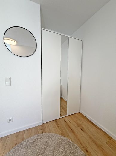 Ihr neues Zuhause direkt am Uni Gelände! Möbliert, Strom inklusive, sofort einziehen! – Schrank