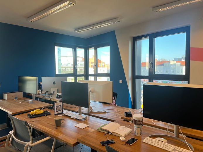 Helle, moderne Büroflächen in Berlin-Weißensee - vom Einzeltisch bis zur eigenen Etage – Büroraum 56 m²