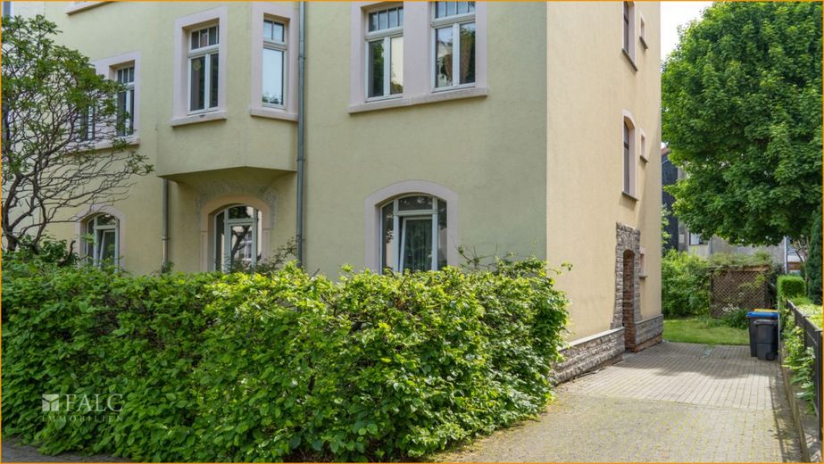 Potenzial für`s Kapital: Solides, ausbaufähiges und attraktives Mehrfamilienhaus in schöner Lage – Ansicht von der Straße
