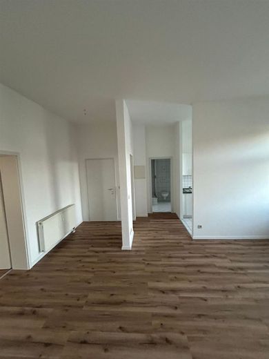 Großzügige und vermietete 2-Zi. mit EBK, 2xBalkon und Laminat in zentraler Lage – PHOTO-2024-10-28-16-12-18