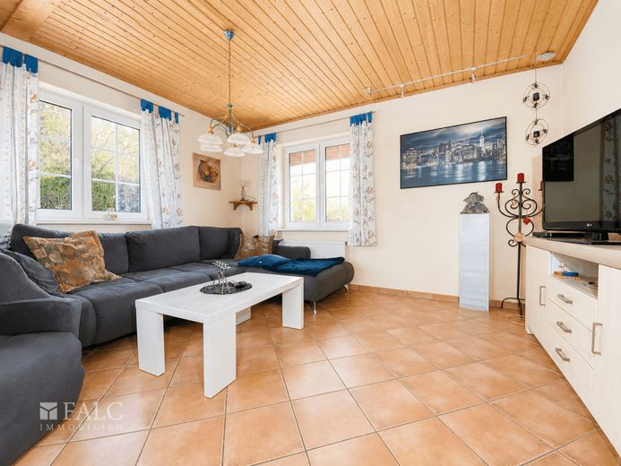***Ihr neues Zuhause: Gepflegte Doppelhaushälfte mit viel Platz und idyllischem Garten*** – Wohnzimmer