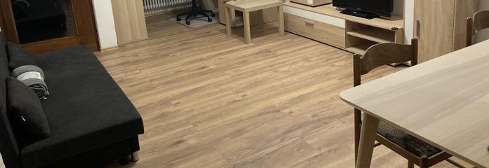 شقة مركزية مفروشة بالكامل من غرفتين، مطبخ، حمام، شرفة، إنترنت – Living Room / Wohnzi.