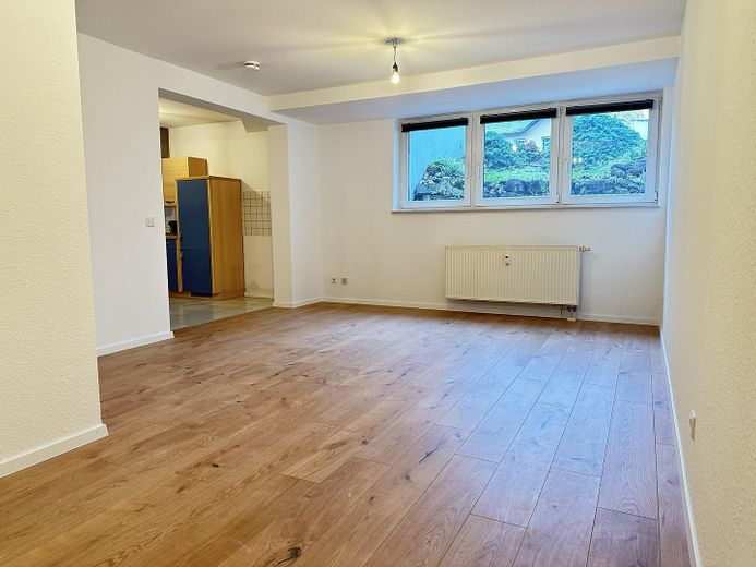 Apartamento de 1 habitación en Moselweiß con cocina y plaza de aparcamiento – Wohnzimmer