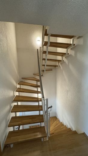 Grosses Einfamilienhaus in zentraler Lage – Treppe ins Dachgeschoss
