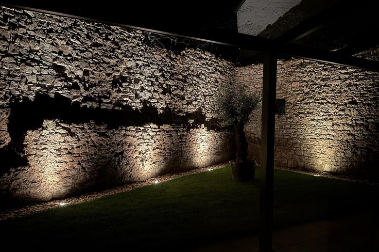 Privater Innenhof bei Nacht