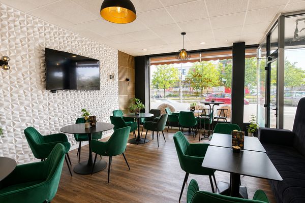 Local comercial para cafetería en ubicación céntrica con almacén/oficina y garaje/cerca de la estación central
