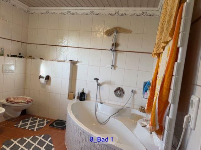 Viel Platz für Ihre Familie in einem gepflegten Reihenmittelhaus in Dachau – Badezimmer