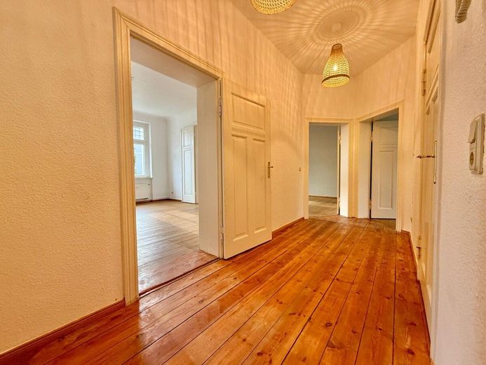 HORN IMMOBILIEN++ Neubrandenburg, charmante 3-Raum ETW im EG mit großer Terrasse, EBK und großem Bad – Flur Wohnung