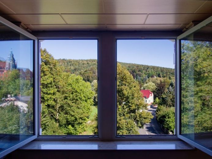DG mit Balkon und EBK in Randlage – Fotoğraf 1
