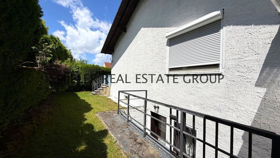 Seltene Gelegenheit in Ingolstadt-Unterhaunstadt: Großzügiger Bungalow mit Vollkeller, Doppelgarage, Garten &amp; Ausbaupotenzial! – Außenansicht