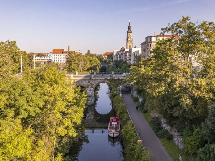 Altbau trifft Wasserlage – 3-Zimmerwohnung mit Balkon im beliebten Plagwitz – Foto 1