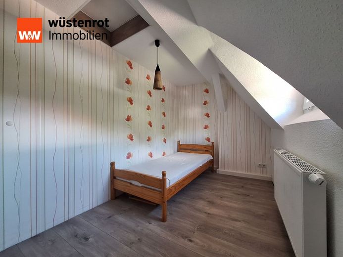 Charmantes Reihenmittelhaus mit schönem Garten in zentraler Wohnlage von Zschornewitz – Kinderzimmer/Arbeitszimmer
