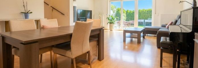 Moderne, lichtovergoten rijwoning met aantrekkelijke buitenruimtes