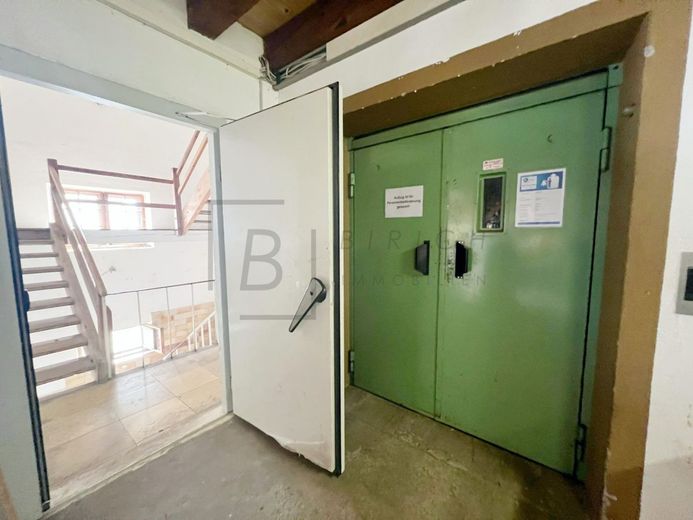 Produktions- Lagerhalle 3300m² auf 2225m² Grundstück, angrenzend an die Autobahn A7 nähe Kempten – Aufzug Treppenhaus