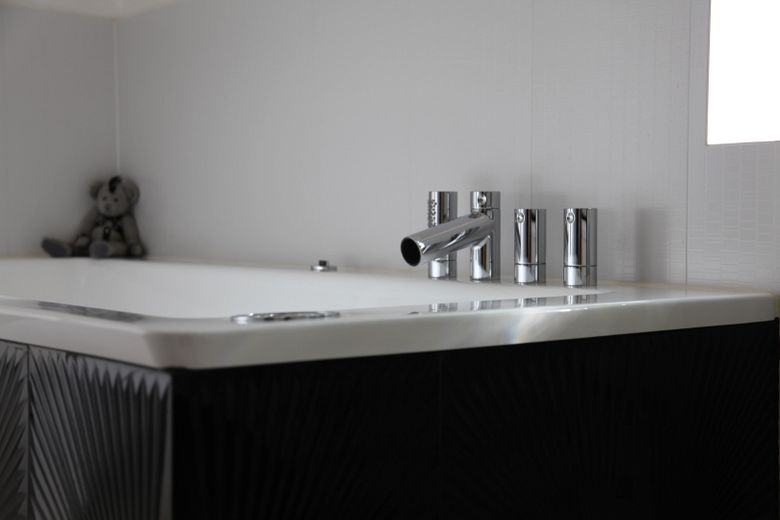 Stylowe mieszkanie w sercu Belgisches Viertel – urok starej kamienicy i radość życia przy Brüsseler Platz – oras Il Bagno Alessi Design Ar
