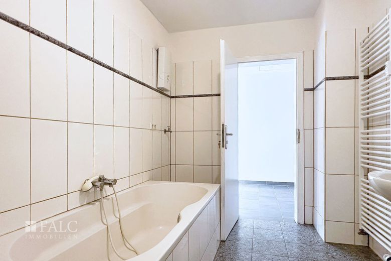 Dachgeschosswohnung mit Stellplatz in ruhiger Lage von Köln-Lövenich – Bad