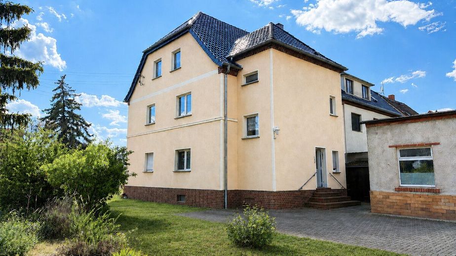 PROVISIONSFREI | Zweifamilienhaus mit Gewerbeeinheit, großem Grundstück und Pool – wenn du in deinem Garten sitz und den Pool genießt