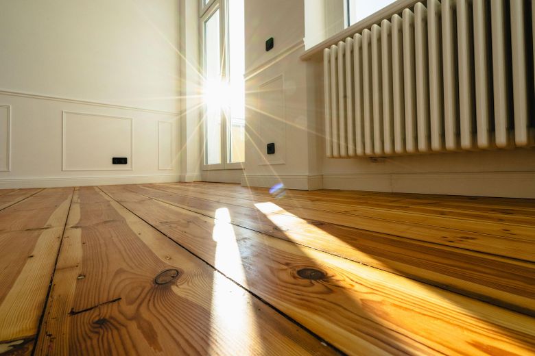 Provisionsfrei: Erstbezug am Volkspark Wilmersdorf, 3-Zi Stuck-Altbau, Balkon, Blicke über die Stadt – Die Holzdielen