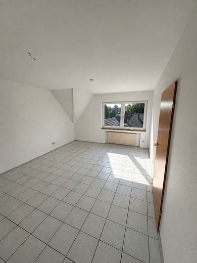 Wohnen im Zentrum – 3-Zimmer-Wohnung mit Balkon und Einbauküche in Langenfeld – Schlafzimmer 1