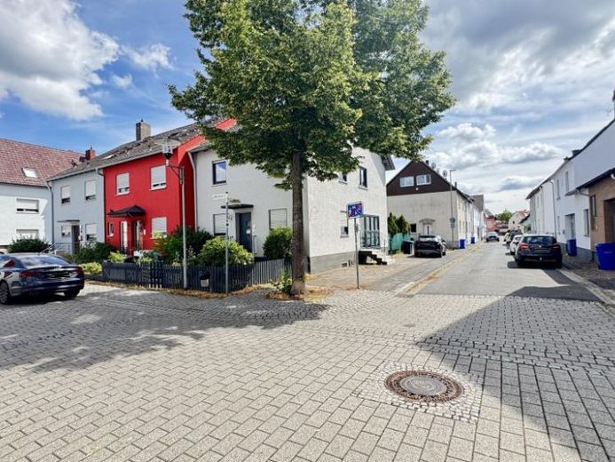 Großzügige Maisonette-Wohnung mit Südwest-Balkon – vollständig saniert und ruhig gelegen – Foto 1