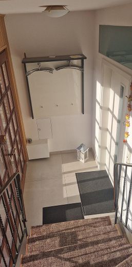 Two-family house – quiet and central with a garden paradise – EG Aufgang zur Mietwohnung