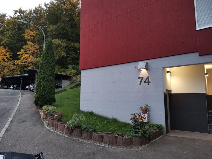 Außenansicht mit Carport