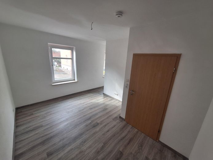 Bright 3-room apartment with large daylight bathroom and dressing room in Zwickau-Crossen – Schlafzimmer