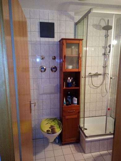 Bad mit Dusche und WC