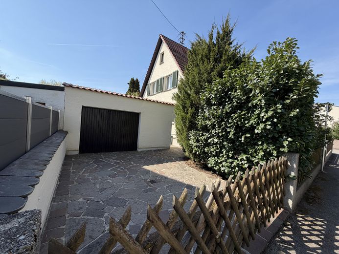 Zweifamilienhaus auf 819 qm Traumgrundstück – Garageneinfahrt
