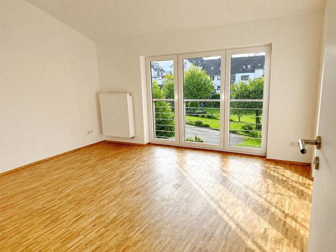 Modernes Wohnhaus mit separater Gewerbeeinheit in ruhiger Citylage – Zimmer