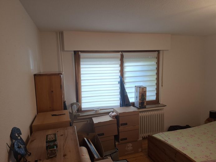 Helle Dreizimmerwohnung, Parterre mit großer Gartenterrasse – Zimmer seitlich
