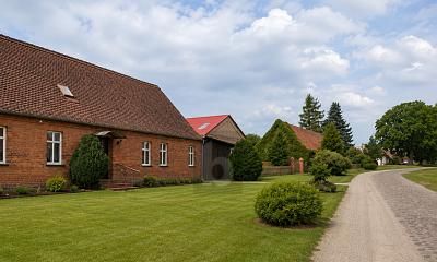 RIESIGES AREAL MIT VIELEN MÖGLICHKEITEN – 1782135026_a2f1da.jpg