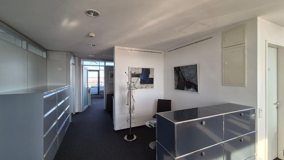 Espace commercial central pour votre idée d’entreprise réussie – Wartebereich