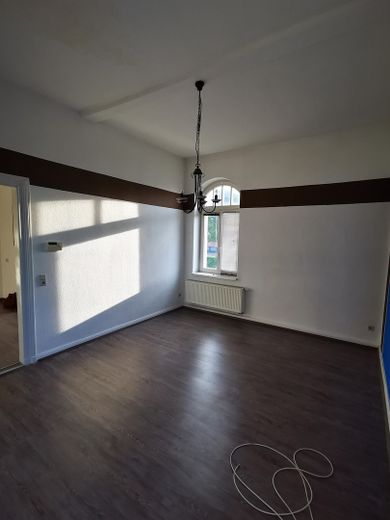 2,5  Raum Whg. in Jugendstil Villa zu vermieten – Wohnzimmer leer