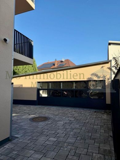 *** Attraktives Mehrfamilienhaus mit möglicher Erweiterung *** – Garage (2)