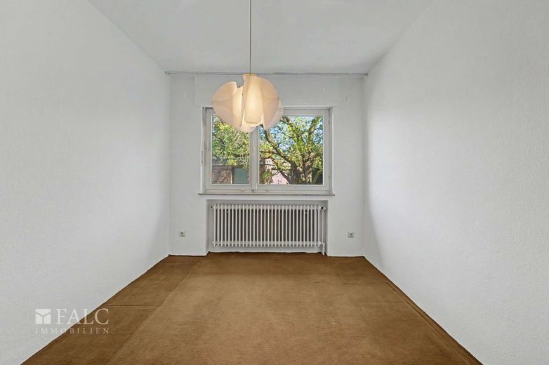 Wohnen mit Perspektive: Einfamilienhaus inklusive Einliegerwohnung auf 878 m² Sonnengrundstück – Büro_EG