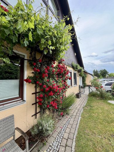 Haus (EFH auf 1052m² Grund) separater ELW auf traumhaften Grundstück, Doppelgar., Baumh. & Seilbahn – Am Haus entlang