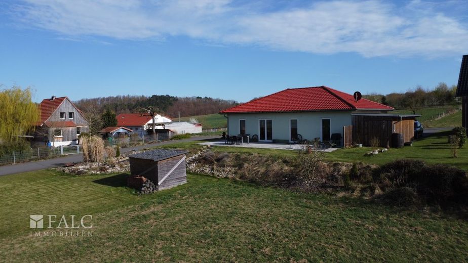 RESERVIERT***Atzenhausen - Wohnen auf einer Ebene: Neuwertiger Bungalow auf üppigem Grundstück*** – Außenansicht