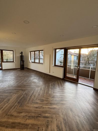 Helle 4-Zimmer Wohnung mit großem Balkon, Garten und Kamin – Wohnzimmer