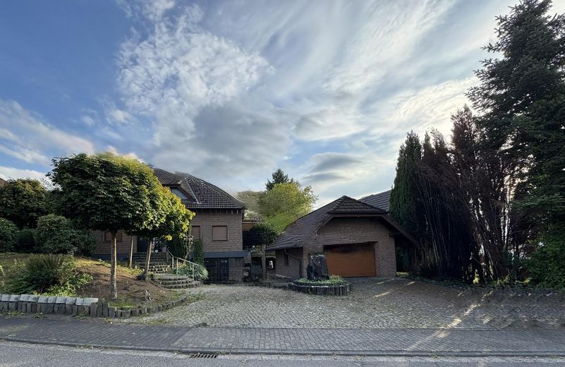 Front Hausansicht mit Garage