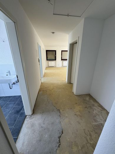 Sanierte 3-Zimmer-Dachgeschosswohnung mit Dachterrasse und Tiefgaragenplatz – Flur