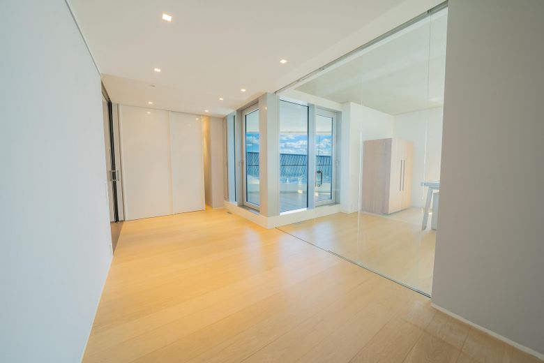 Designwohnung im Marco Polo Tower – mit Blick auf das Wendebecken des Hafens – Schlafbereich mit Ankleide