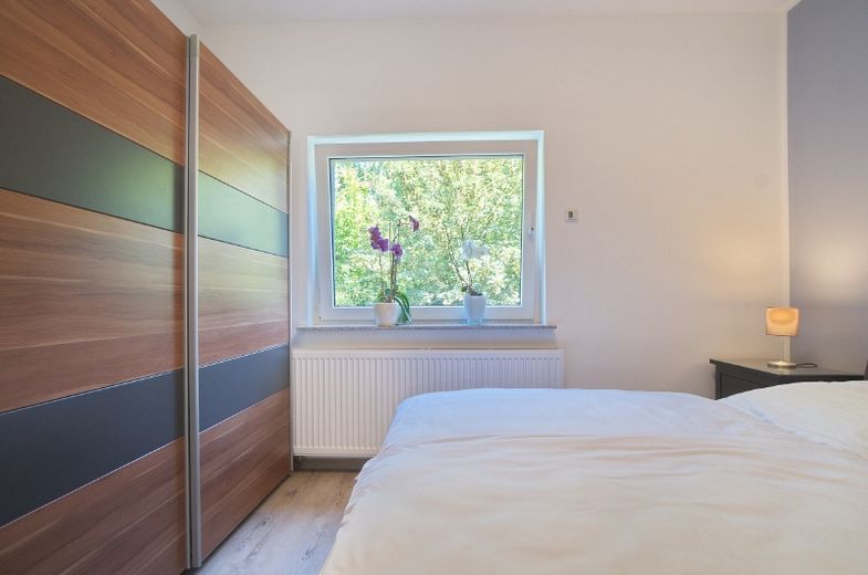 Traumhaft gelegen und mit hohem Wohnkomfort: Hochwertig ausgestattete Wohnung mit zwei Schlafzimmern, PKW-Stellplatz u.v.m. – cad70f409ac84e2e55dd1ee968b7463e3af4814b.jpg