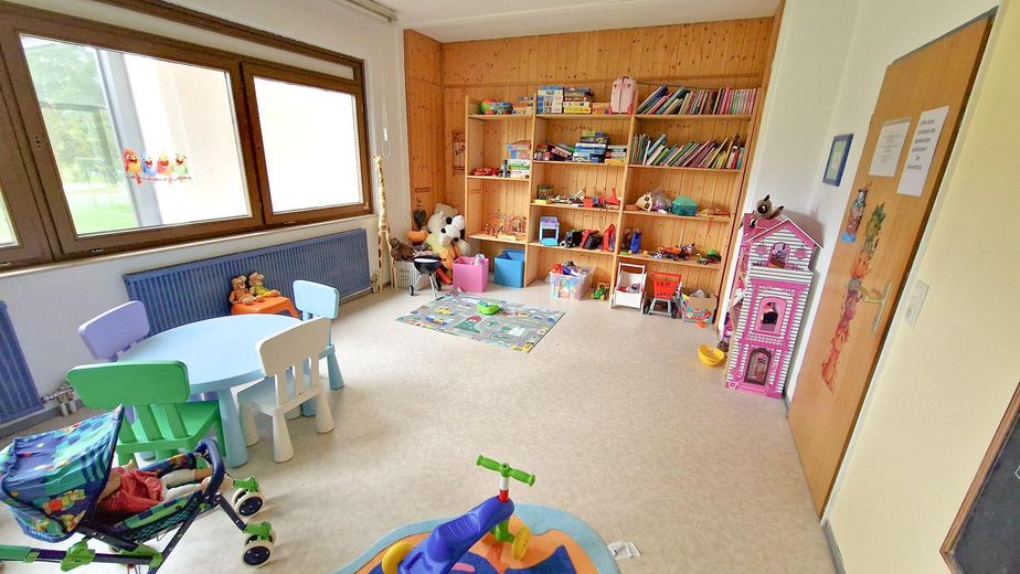 2-Zimmer-Wohnung in Schluchsee, kernsaniert, mit Hallenbad – Kleinkindzimmer in der Anlage